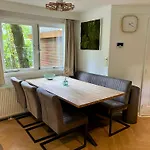 Kindvriendelijk Sfeervol Bosgeneugte Bij Zwembad Op De Veluwe 木屋 *